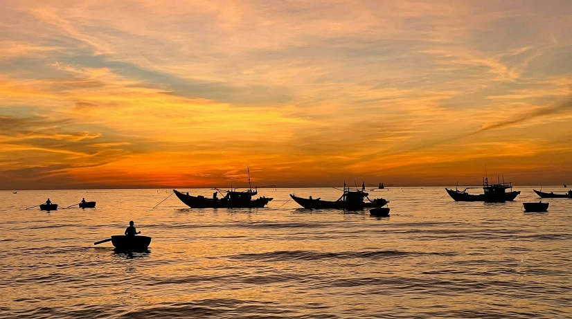 Nét rộn ràng bình minh tại làng chài cổ Mân Thái