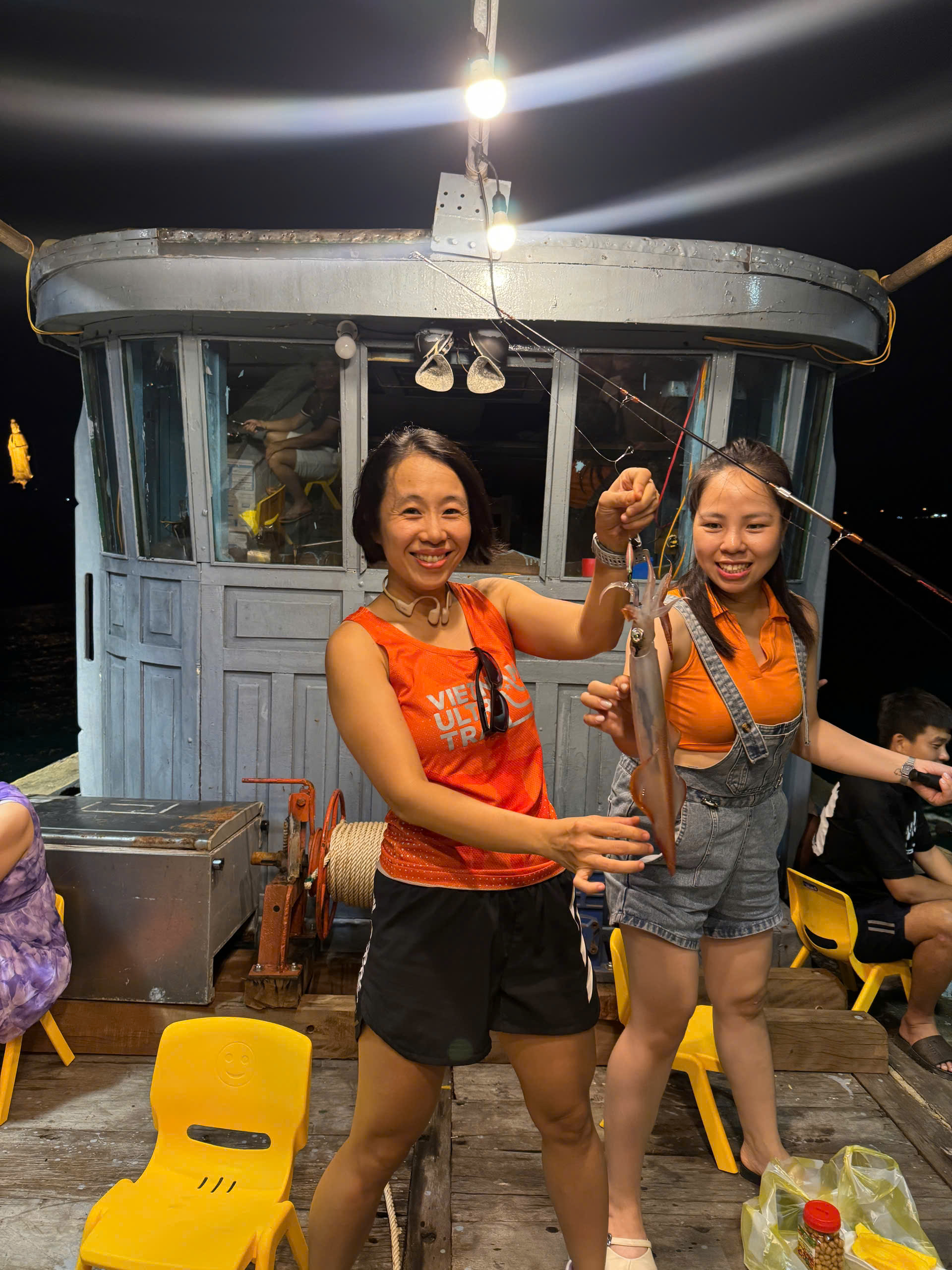 Sức hút mãnh liệt của nghệ thuật squid jigging under fishing lights