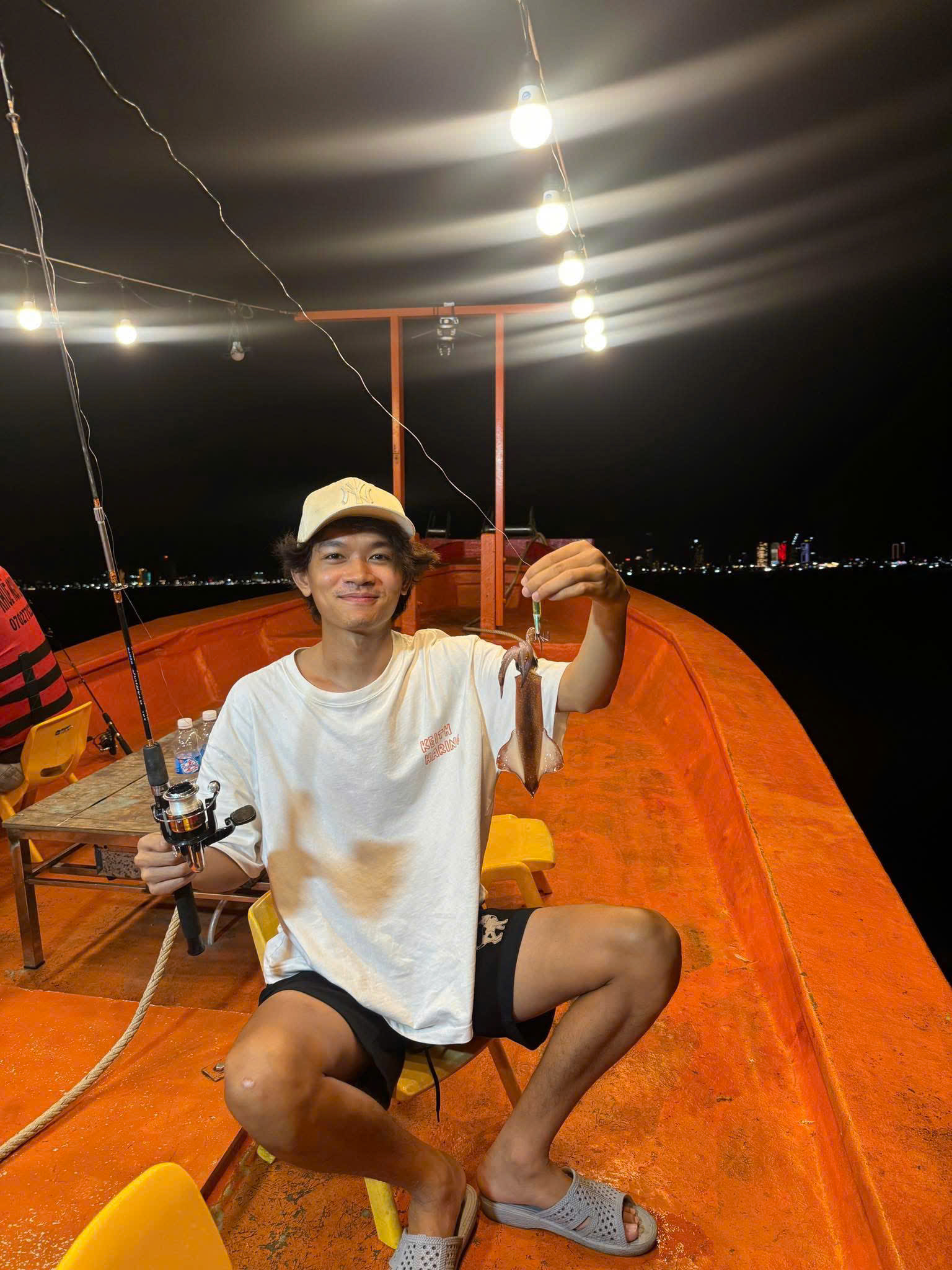 Vì sao việc chọn đúng best time for squid fishing Da Nang lại quyết định vận may của bạn?